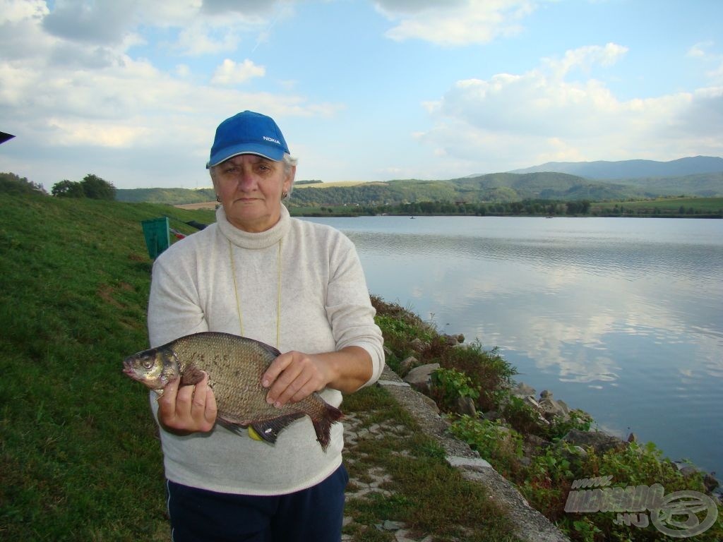 A feleség kezében viszont egy bő kilós dévérkeszeg