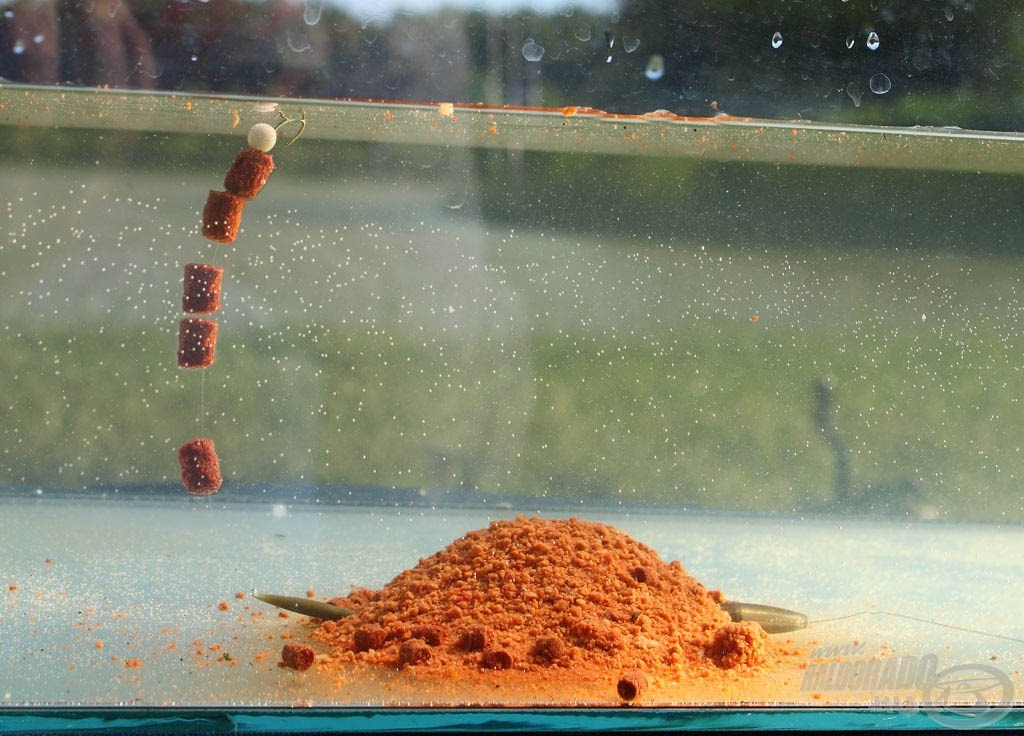 Vízbe érve az oldódó kajából szépen lassan kiválik a technopufi és kiemeli a puha pelleteket