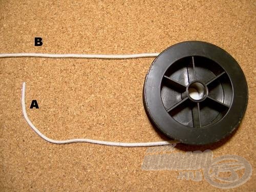 Vegyük orsónk dobja köré a damilt, így két szálvéget kapunk az (A)-t és a (B)-t. A (B) szál jelöli az orsódobra feltölteni kívánt damilt 
