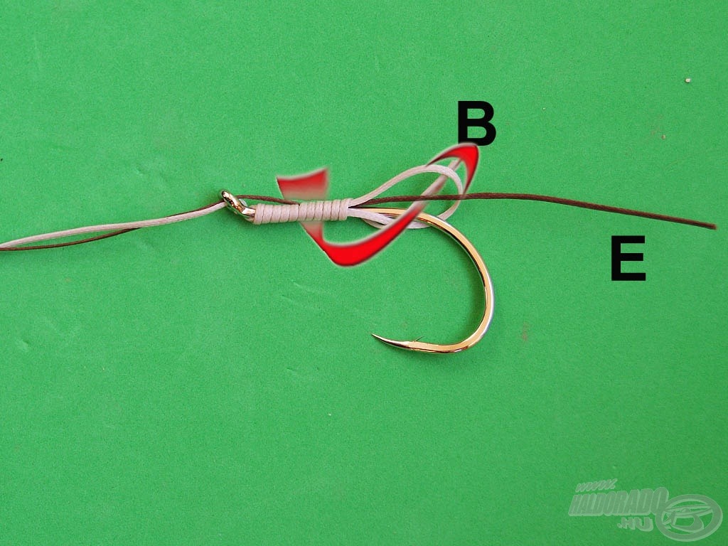 Fűzzük be a „B” szálvéget a fülbe