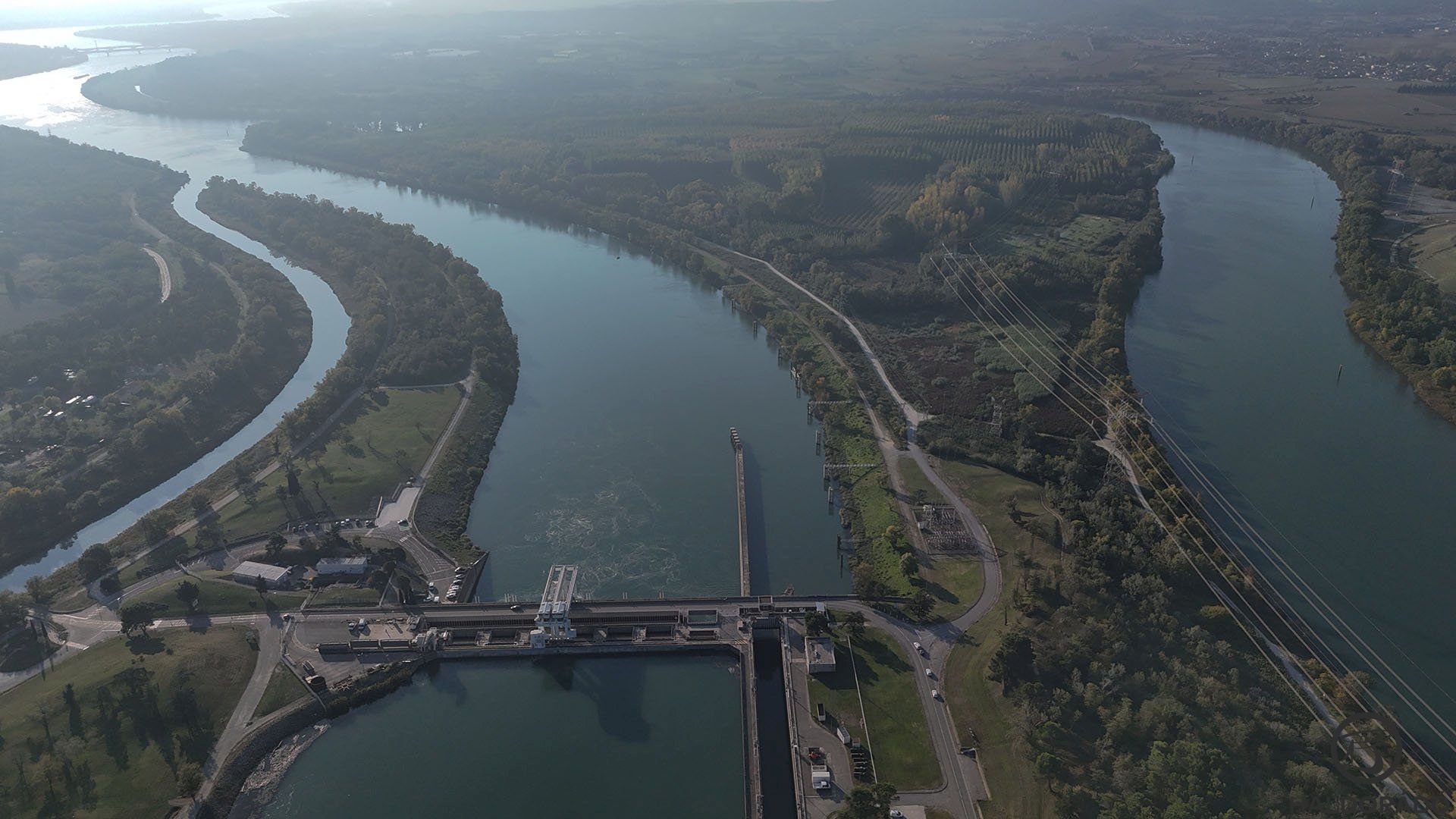 A Rhone folyón nagyon sok gát és vízerőmű található, itt a víz minden cseppjét megbecsülik és megdolgoztatják!