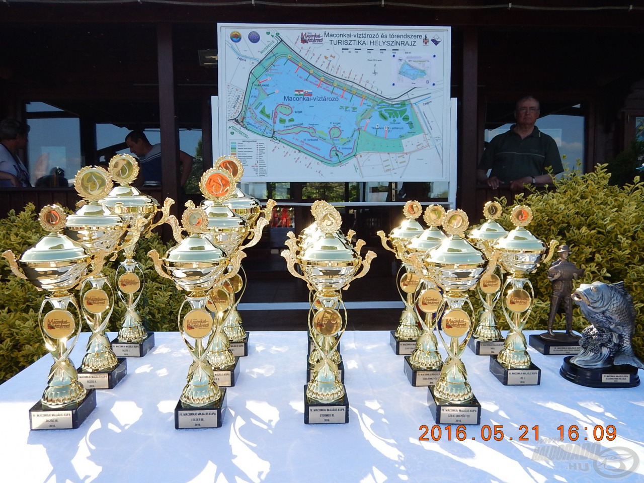 A versenyhez és a versenyzőkhöz méltó kupák és díjak