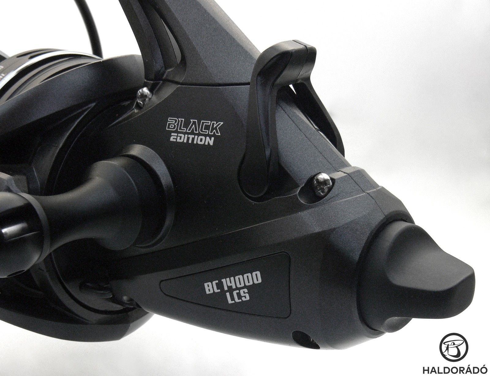 A nyeletőféket a hátul található billenő karral és a gombbal lehet állítani