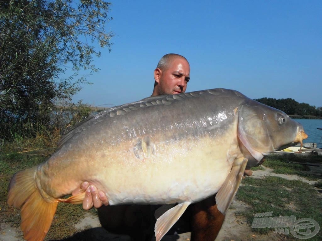 A szokatlanul karcsú tükrös 20,60 kg-ot nyomott