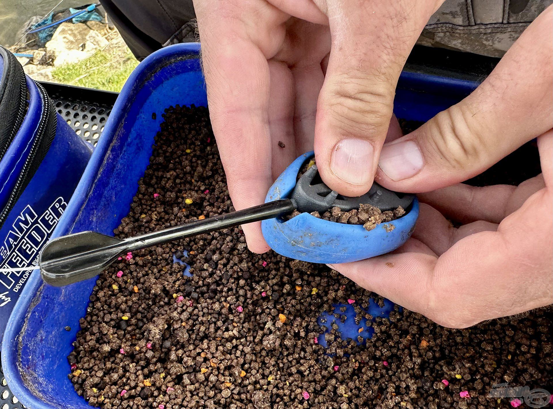 A MONSTER Pellet Box - Tintahal & Áfonya bővelkedik a pink szemcsékben, így ráirányítja a hal figyelmét az azonos színű csalira