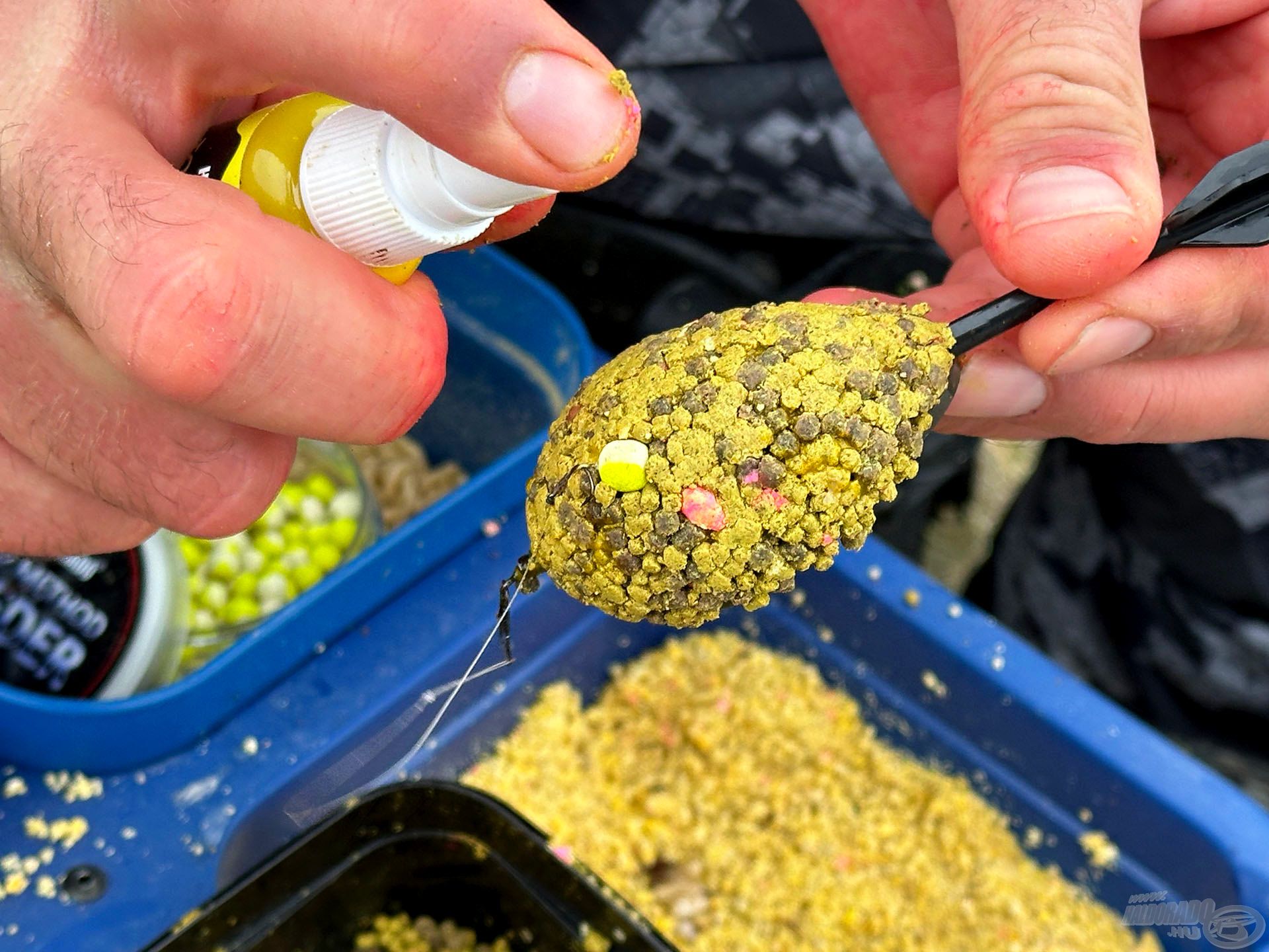 A permetezhető aromákat a töltet felületének ízesítésére érdemes használni