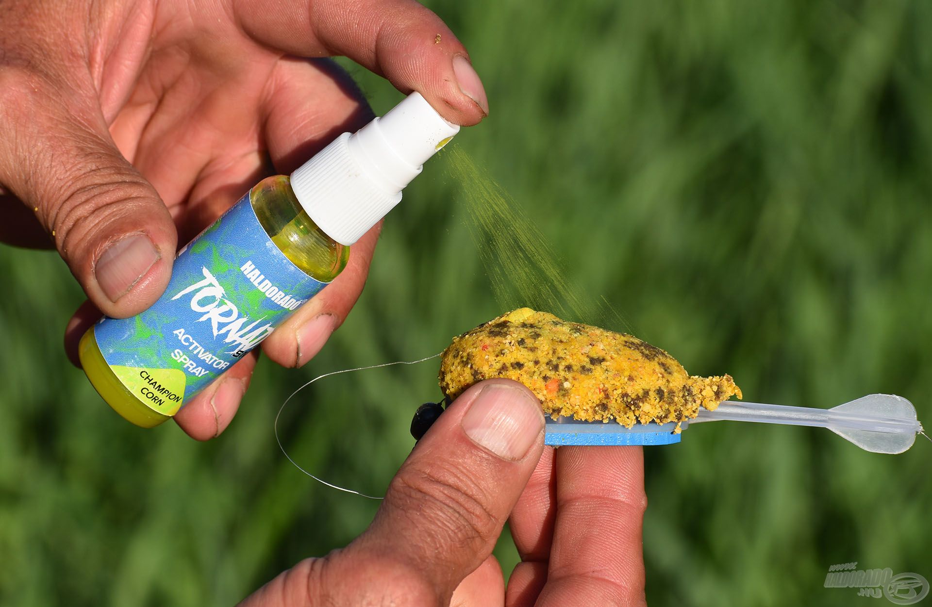 Délben, mikor a halak felemelkedtek vízközé, gyakran próbáltam az Activator Spray-t, hátha a látványos színkibocsátás lecsalogatja őket a fenékre