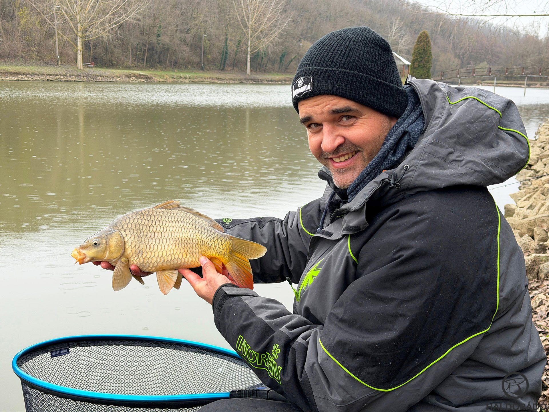 Ez a kis ponty már esőben húzta el a spiccet