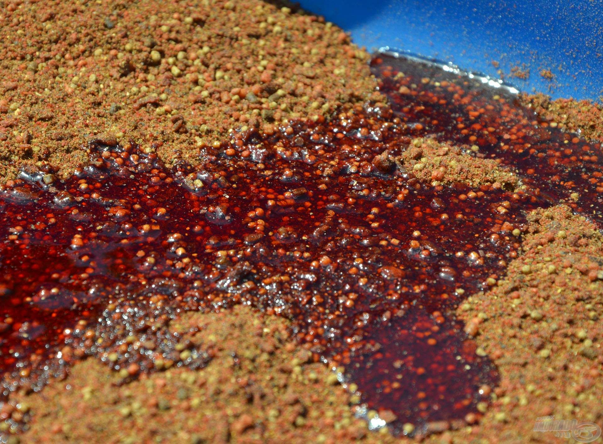 A nagyméretű száraz szemcsék, mikropelletek könnyedén szívják magukba az értékes vörös folyadékot