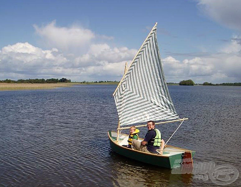 A „skiff” univerzális, párevezősnek, farmotorosnak vagy vitorlásnak egyaránt alkalmas típus (fotó: <a href=http://www.unclejohns.com/ target=_blank>http://www.unclejohns.com/</a>)