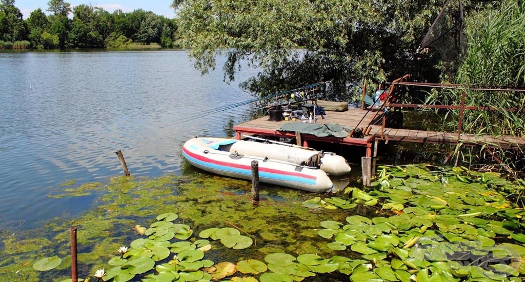 Minden a helyén, beélesítve a botok és a kapásjelző