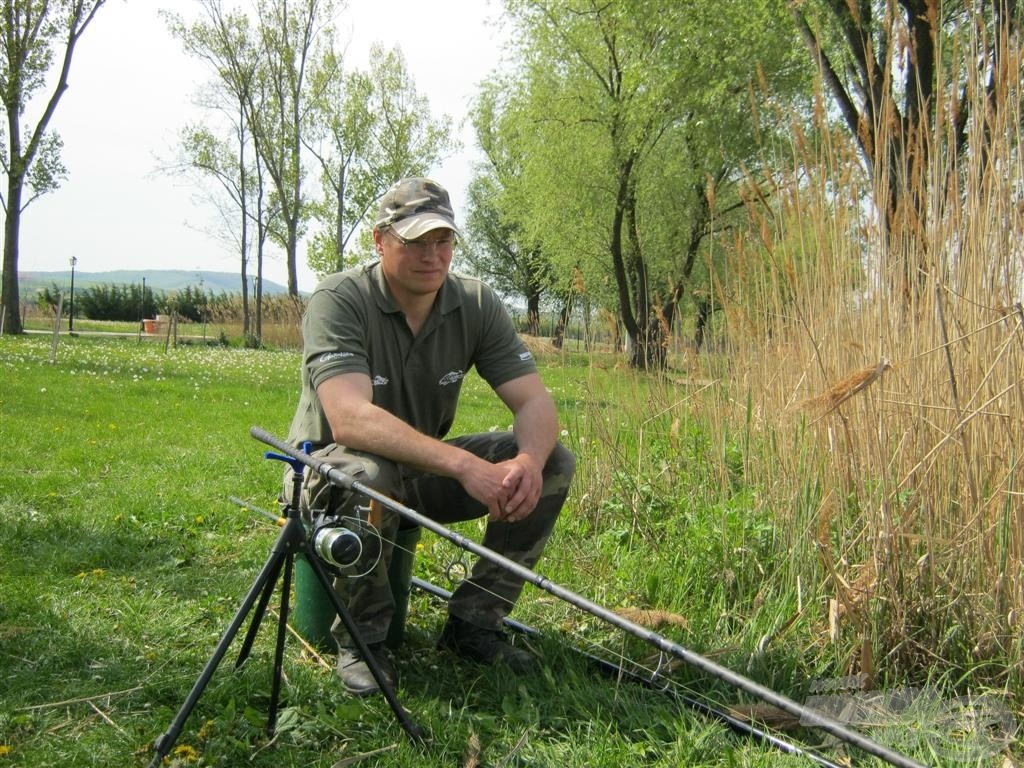 Feszült figyelemmel vártam a kapásokat. Ebből a szögből paradicsomi állapotúnak tűnhet a tó környéke, de sajnos nem minden része ilyen