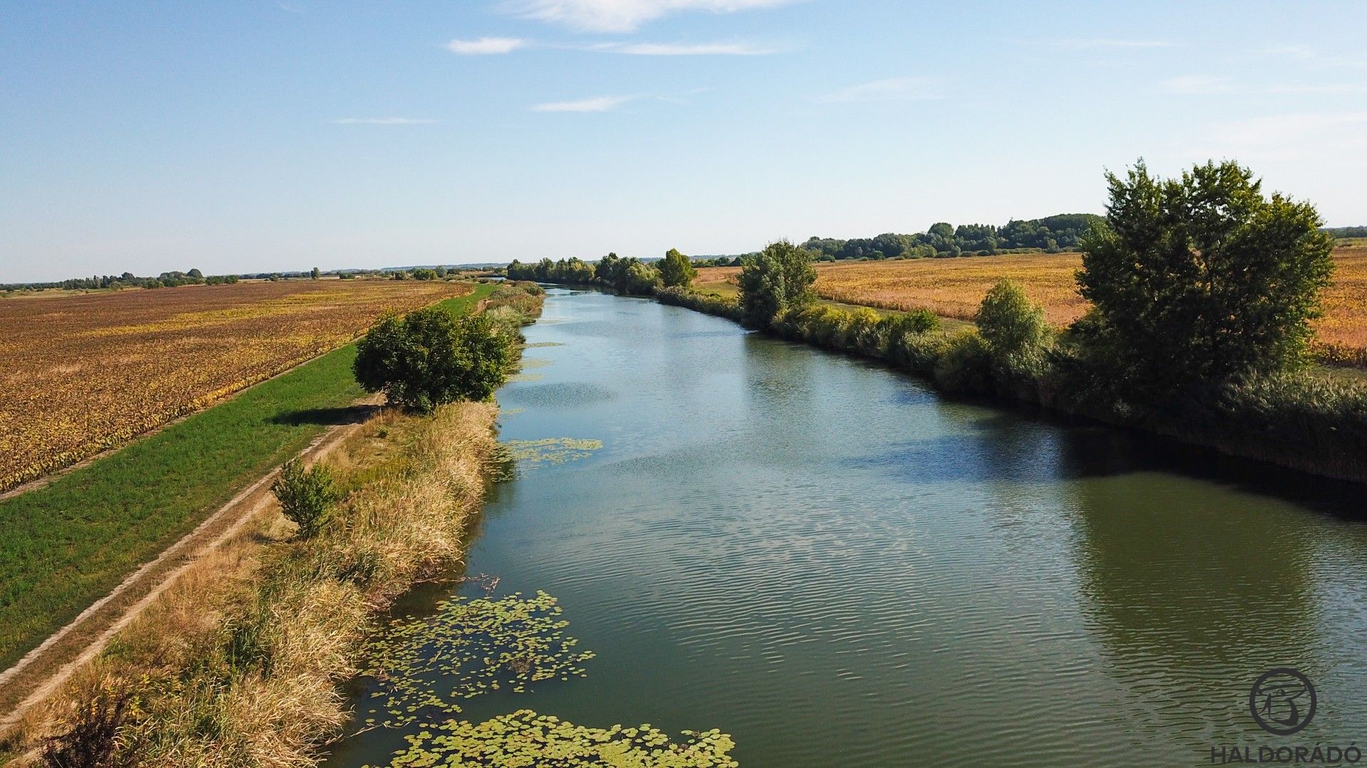 A csatorna ezen a szakaszon kb. 40 méter széles