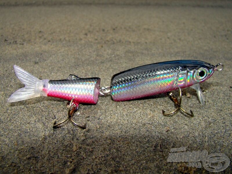 Jointed Fishtail Minnow, jól megfigyelhető a testre szinte merőleges terelőnyelv (szín: Silver Shad)