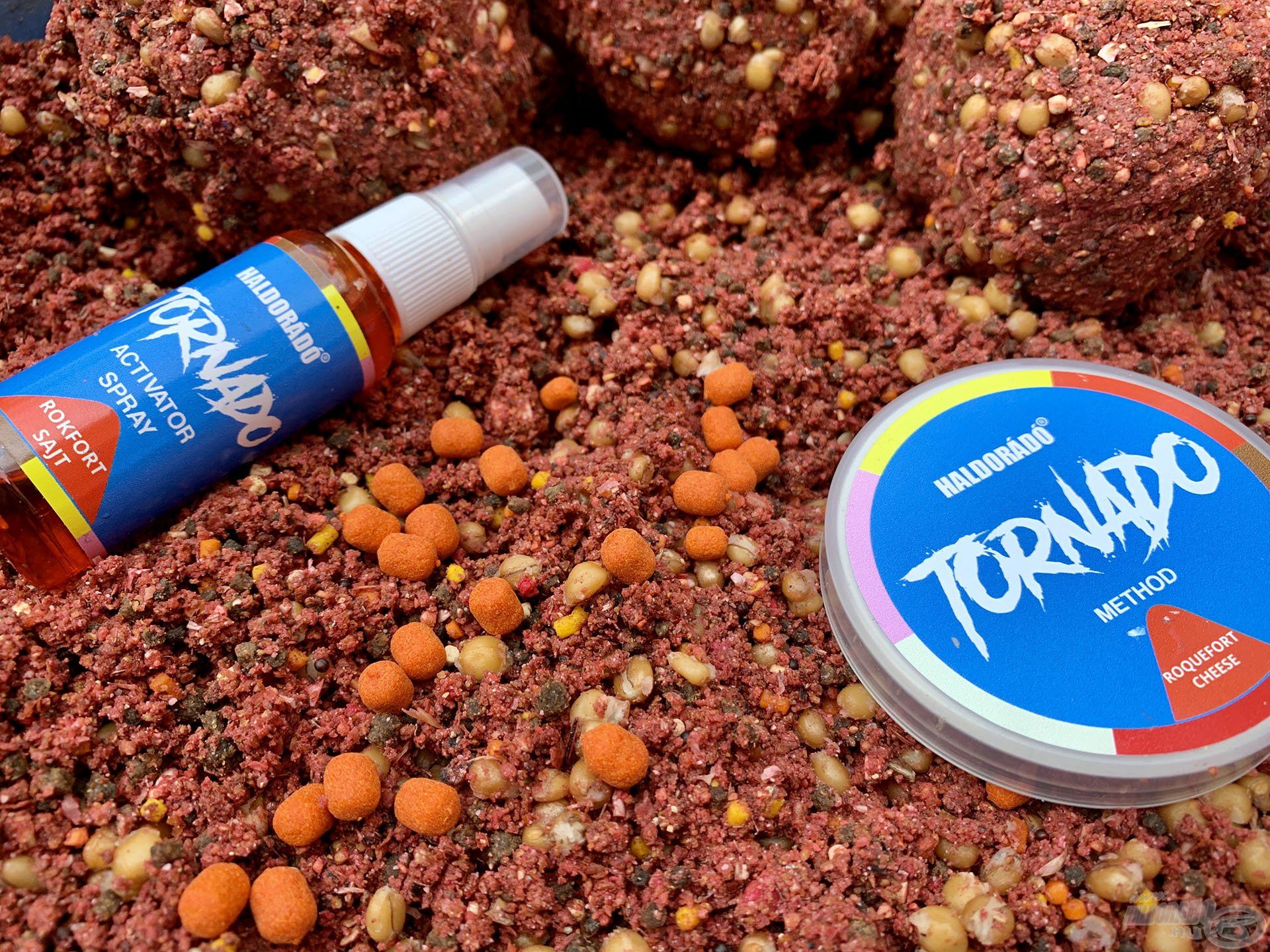 A megtöltött kosárra érdemes bőven nyomni a TORNADO Activator Spray - Rokfort Sajt aromából, így az áramló vízben utat mutat a bajszosoknak!