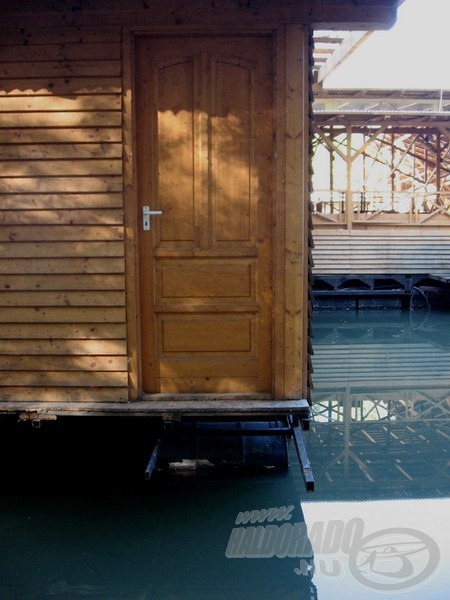 Bejárat vagy kijárat? Ebbe az úszó „házba” ajtóstul berontani legfeljebb csak csónakkal lehetséges - a halak azonban szívesebben húzódnak „lábtörlő” alá :-)