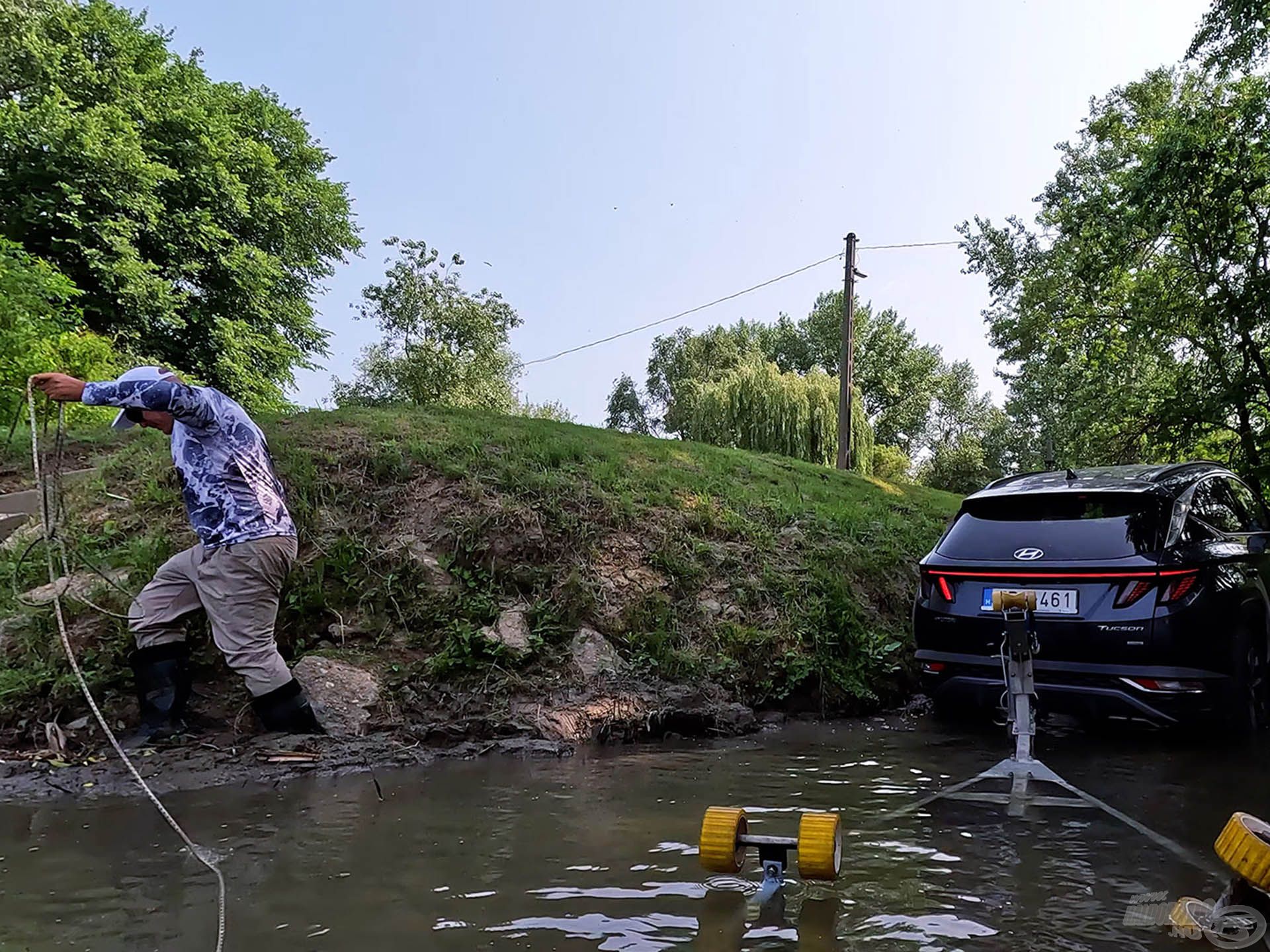 A gumicsizma kötelező kellék egy áradás után