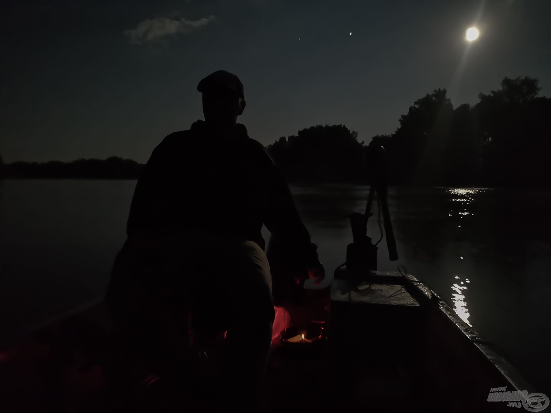 Reflektor nélkül lehetett hajózni, kb. itt éreztük azt, hogy az estének annyi…