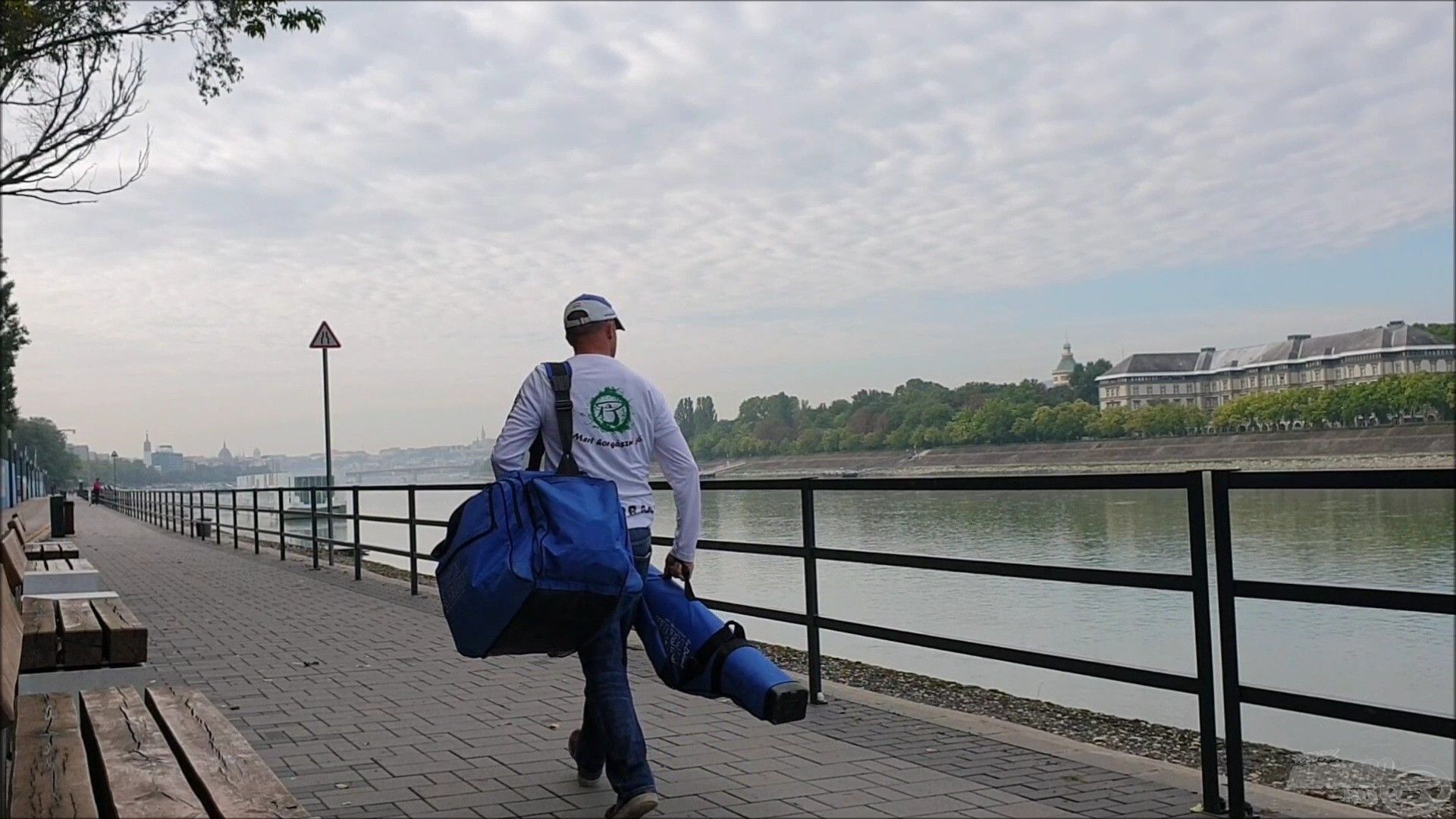 Néhány száz méter séta után, előttem a Duna part