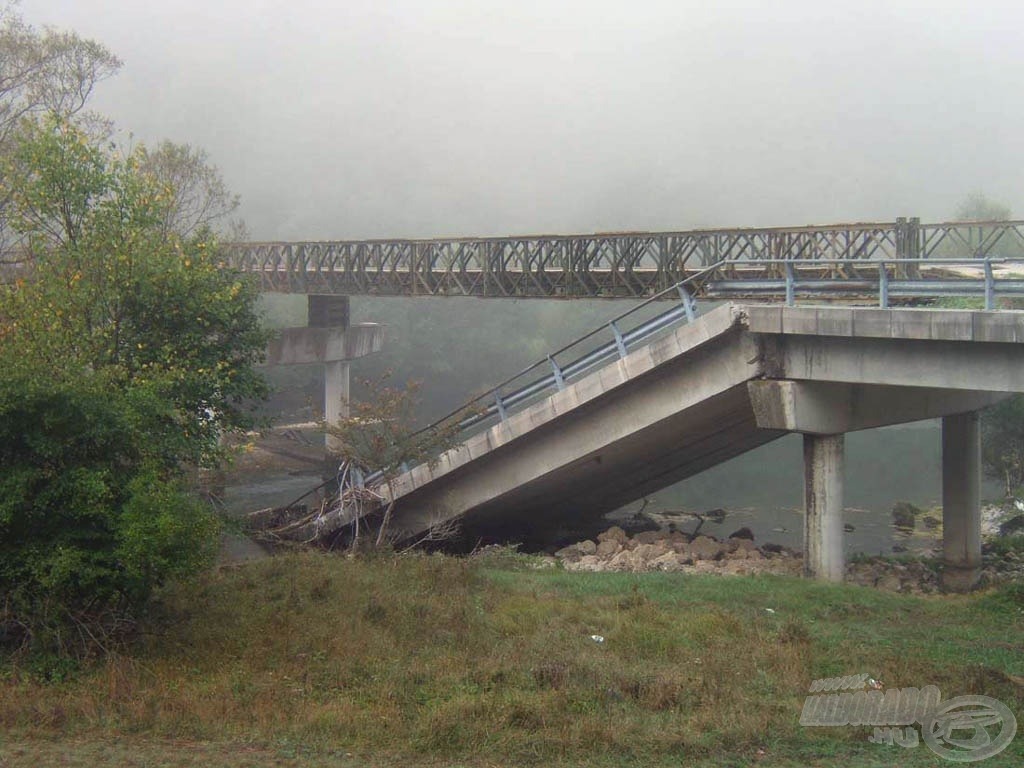 Az Una folyó hídja. Régen ez volt a határ, tehát fölrobbantották. Egy ideiglenesen felállított hídon lehet átjutni a másik oldalra