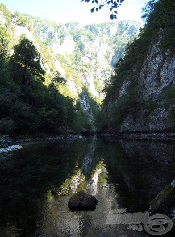 A kanyonba napközben is csak helyenként süt be a nap