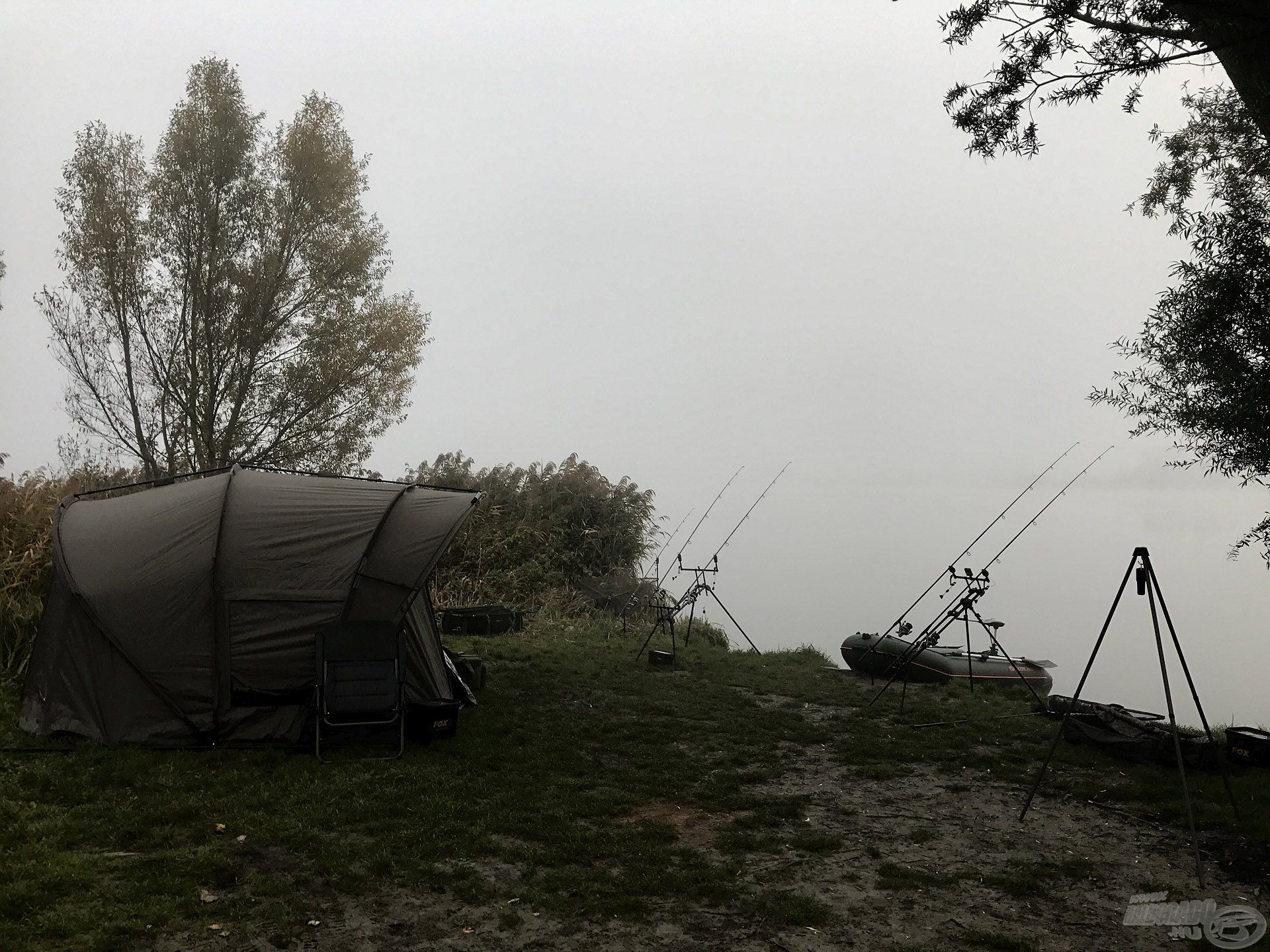 Tipikus, ködös őszi reggellel indult a horgászat