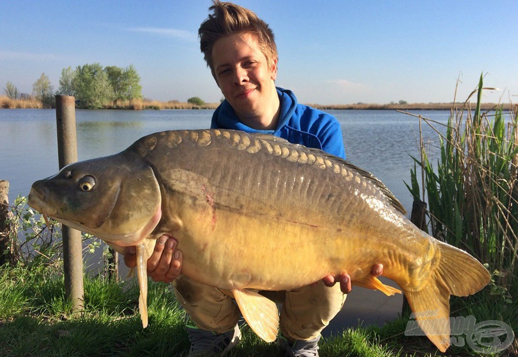 Csodálatos kezdés! Ez a gyönyörű, 11,60 kg-os tükörponty nyitotta a sort…