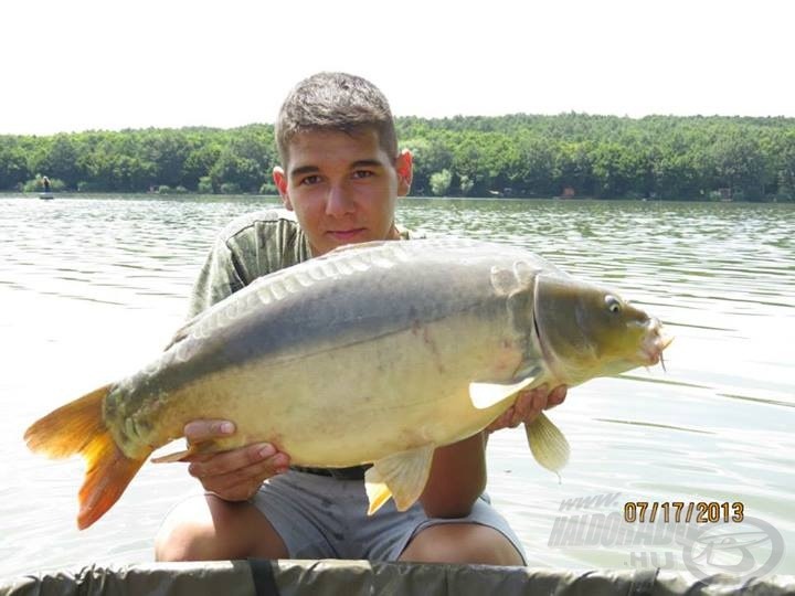 Krisz egyik tükröse a kisebbek közül