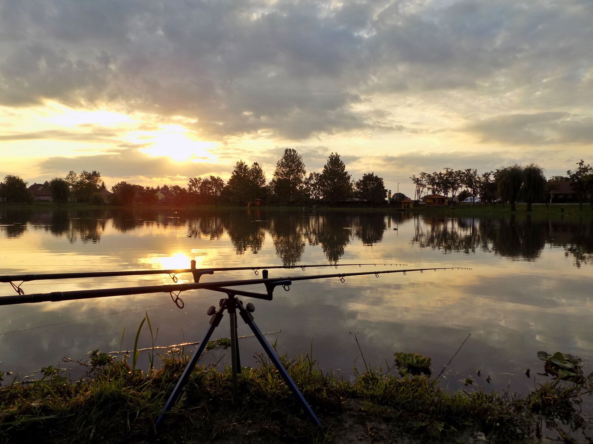 A felkelő nap első sugarai már a vízparton találtak. Az ideális táv elérése érdekében a jól bevált By Döme TF - Master Carp Pro feederbotokat választottam…