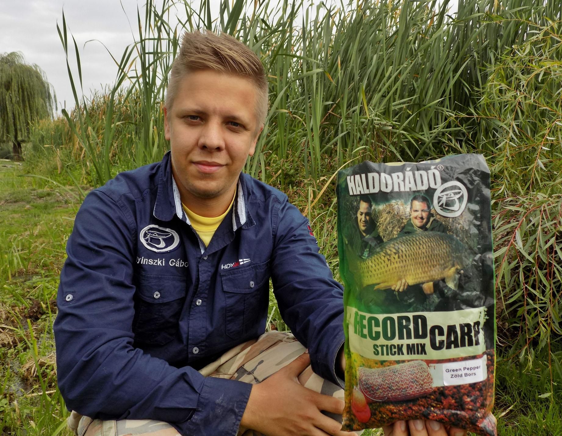 … kevés Zöld Bors ízesítésű Haldorádó Record Carp - Stick Mixszel gazdagítottam. Így egy olyan, fehérjében gazdag keveréket kaptam, ami robbanásszerűen dolgozik a víz alatt