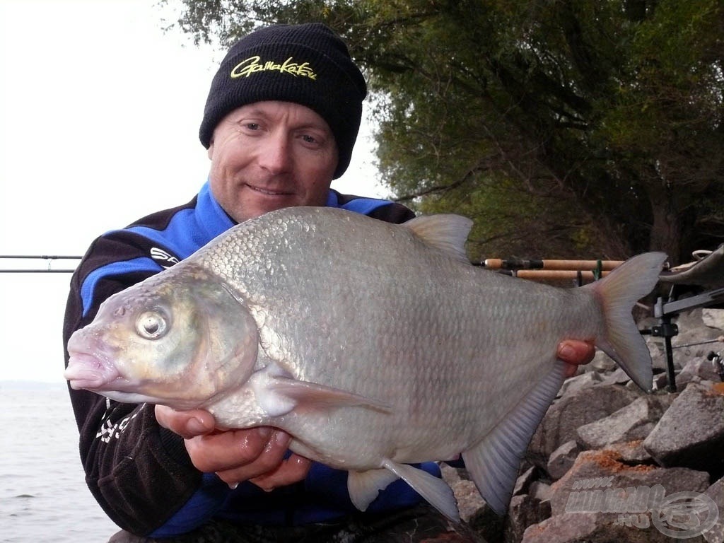 Ha esetleg mégsem jönne ponty, „csak” ilyen nagy dévérek, akkor azért nagyon ne keseredjetek el… :)