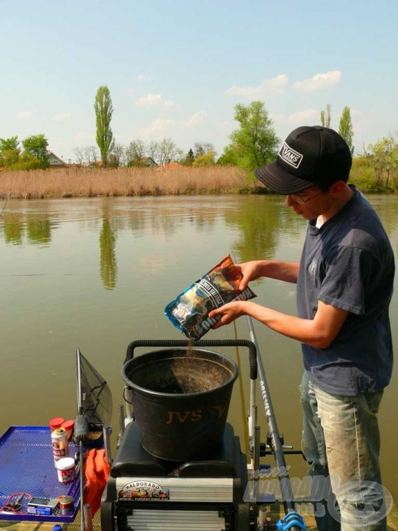 A keverék lelkét a Haldorádó Feeder Master Pelletes Fekete adta