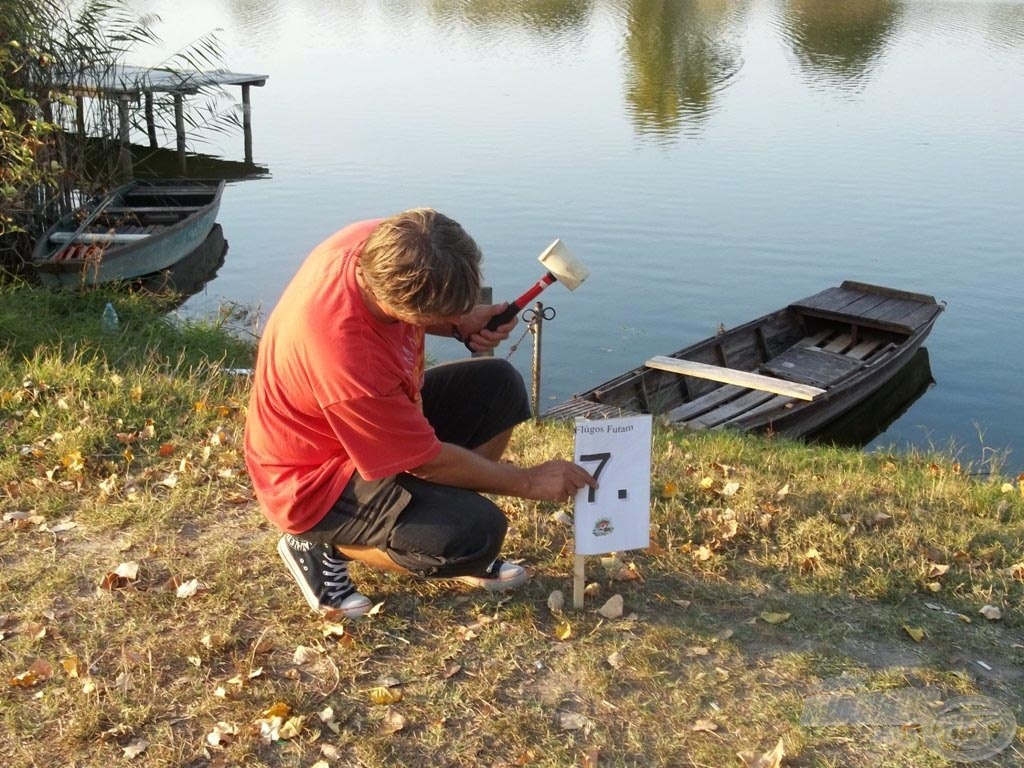 Póló, rövidnadrág - ekkor még ez dukált… ja, és Misónak a gumikalapács is!