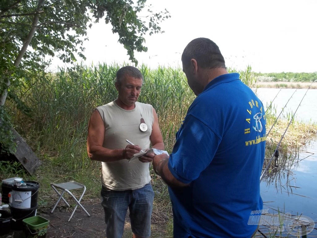 Rend a lelke mindennek! Itt a rendes horgász és a lelkes halőr találkozására volt éppen példa