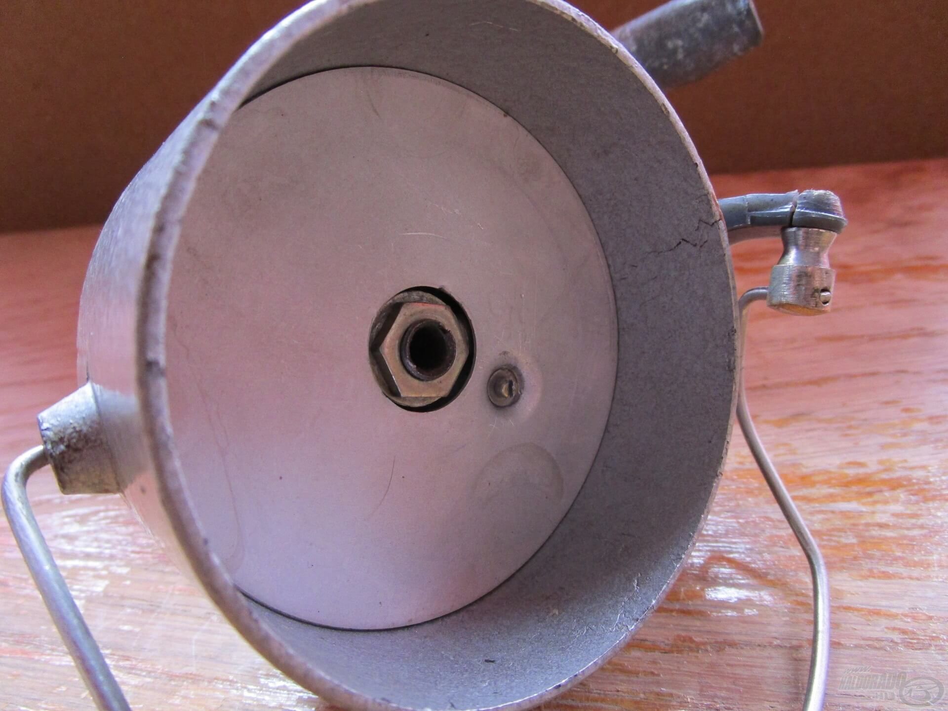 A rotor belsejét egy kör alakú alumínium lapocska zárta le