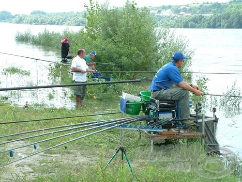 Ez a kép 2005. augusztus 20-án készült, amikor 6 méterrel volt magasabb a víz a kelleténél, és a kompkikötő alatt került megrendezésre a verseny