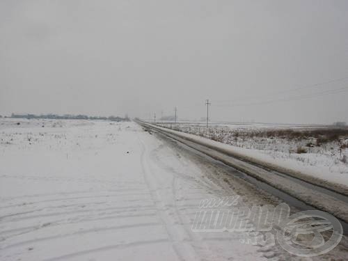 A befagyott tó felé vezető út kényelmesebb, ha gépkocsival is megjárható…