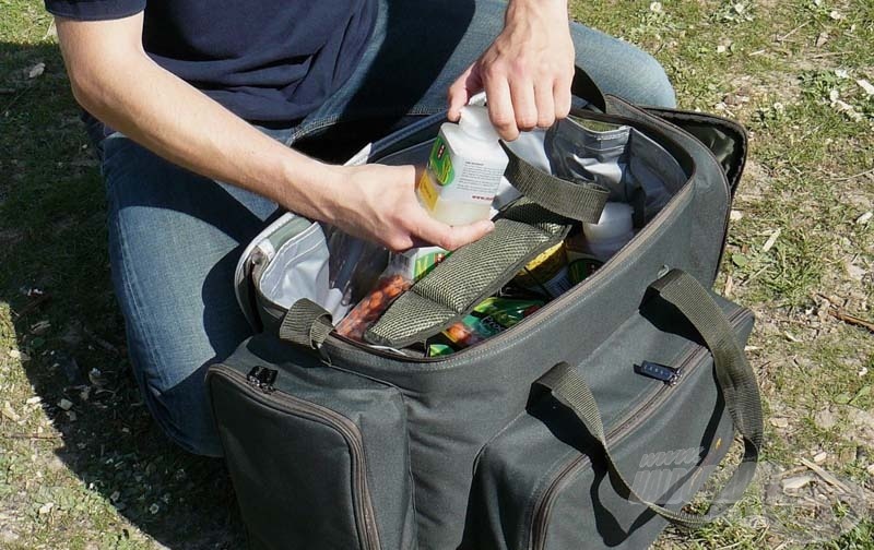 A táska egy kivehető, tépőzárral rögzíthető, garantáltan vízhatlan belső béléssel rendelkezik, amely könnyen tisztítható, ha esetleg valamelyik aroma vagy dip kifolyt