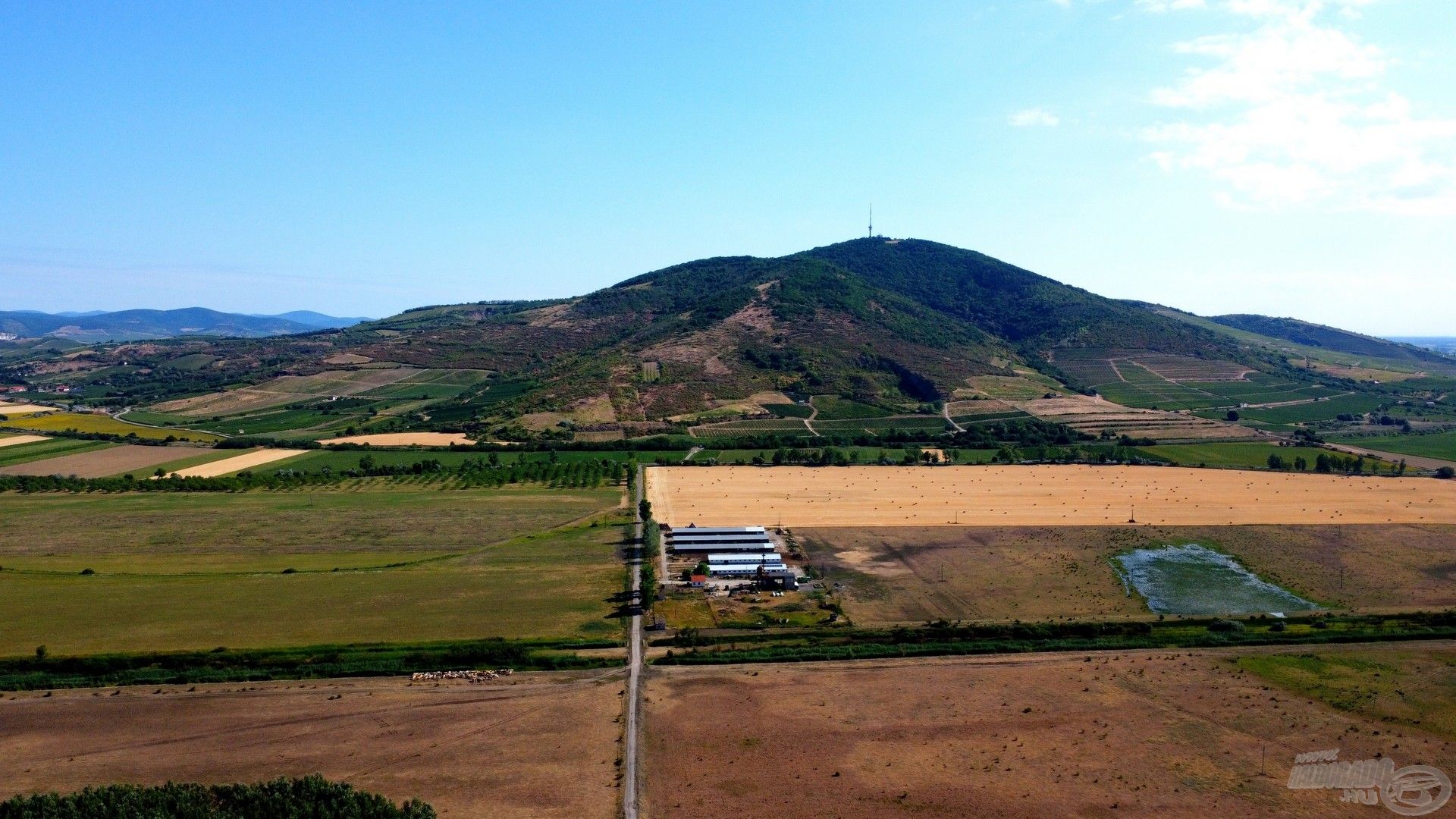 A Tokaji-hegy lábánál helyezkedik el a tó, pompás adottságokkal és lenyűgöző panorámával