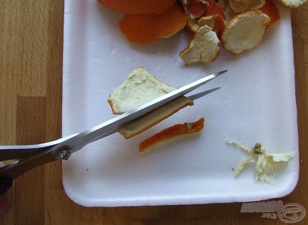 … ehhez célszerű a narancshéjat hosszúkás csíkokra vágni