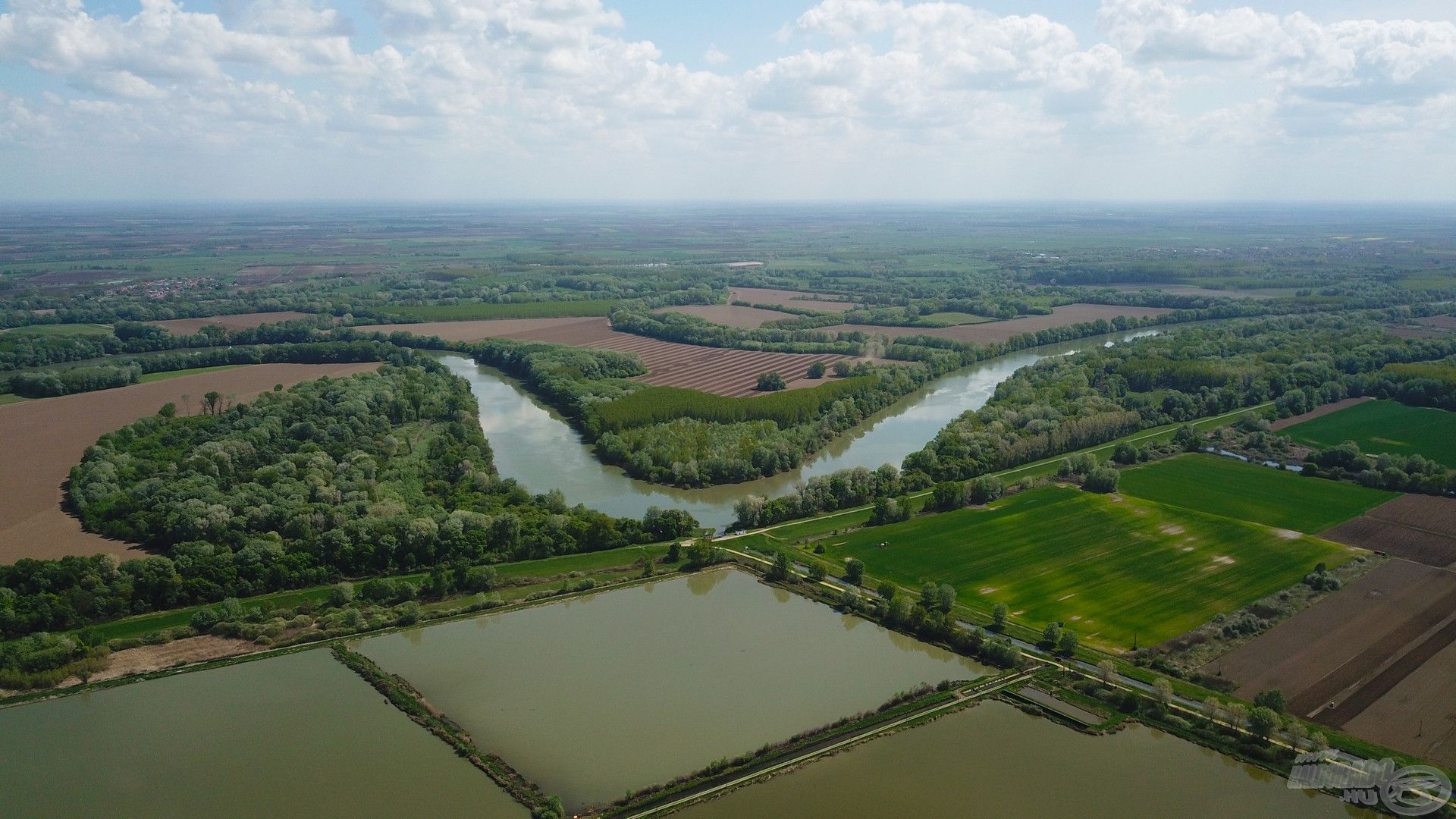 Karnyújtásnyira a szőke Tisza