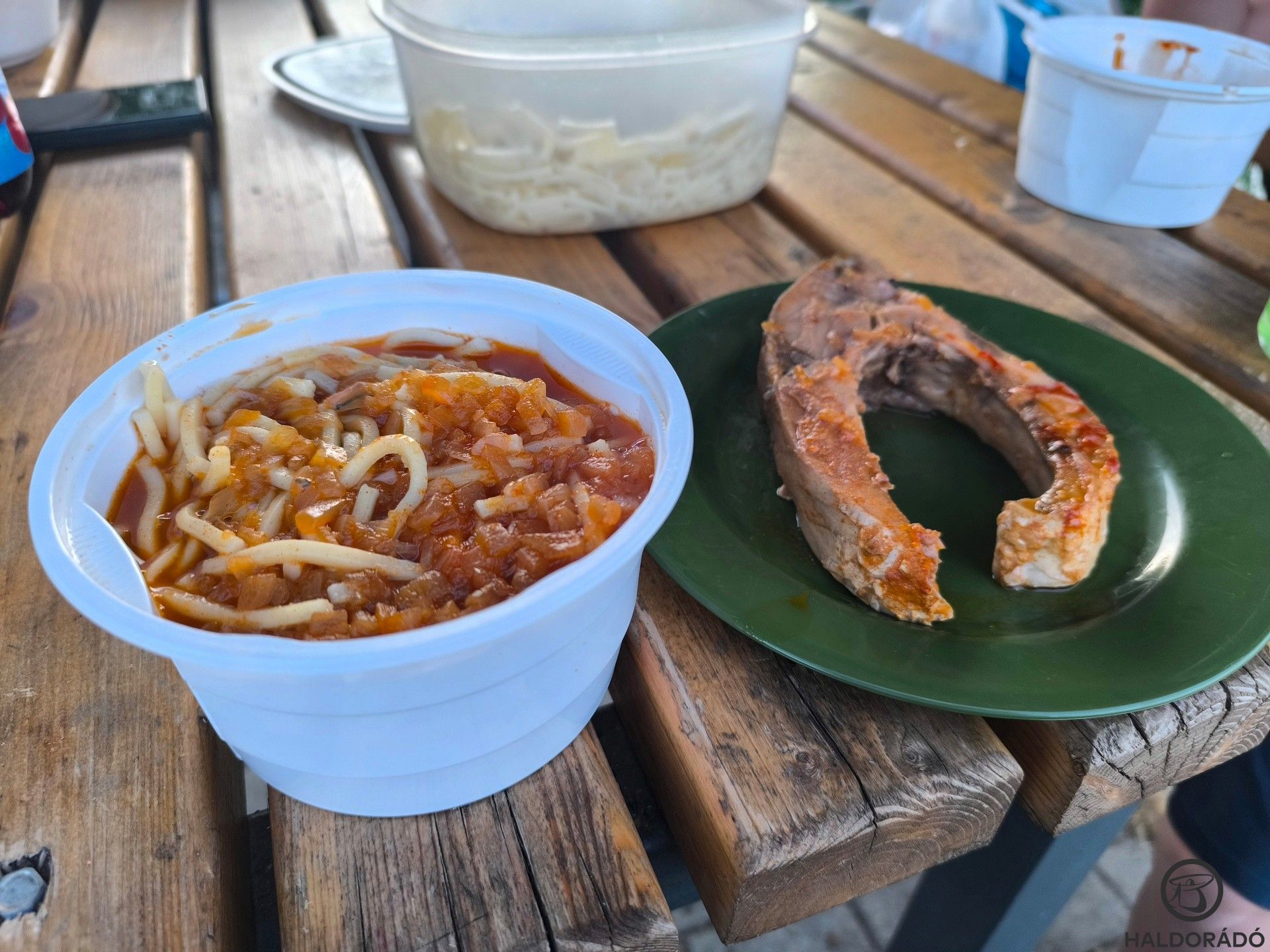 Barátaim körében ez a látvány már szinte megszokott. A halászlé nekem jó sok gyufatésztával értendő