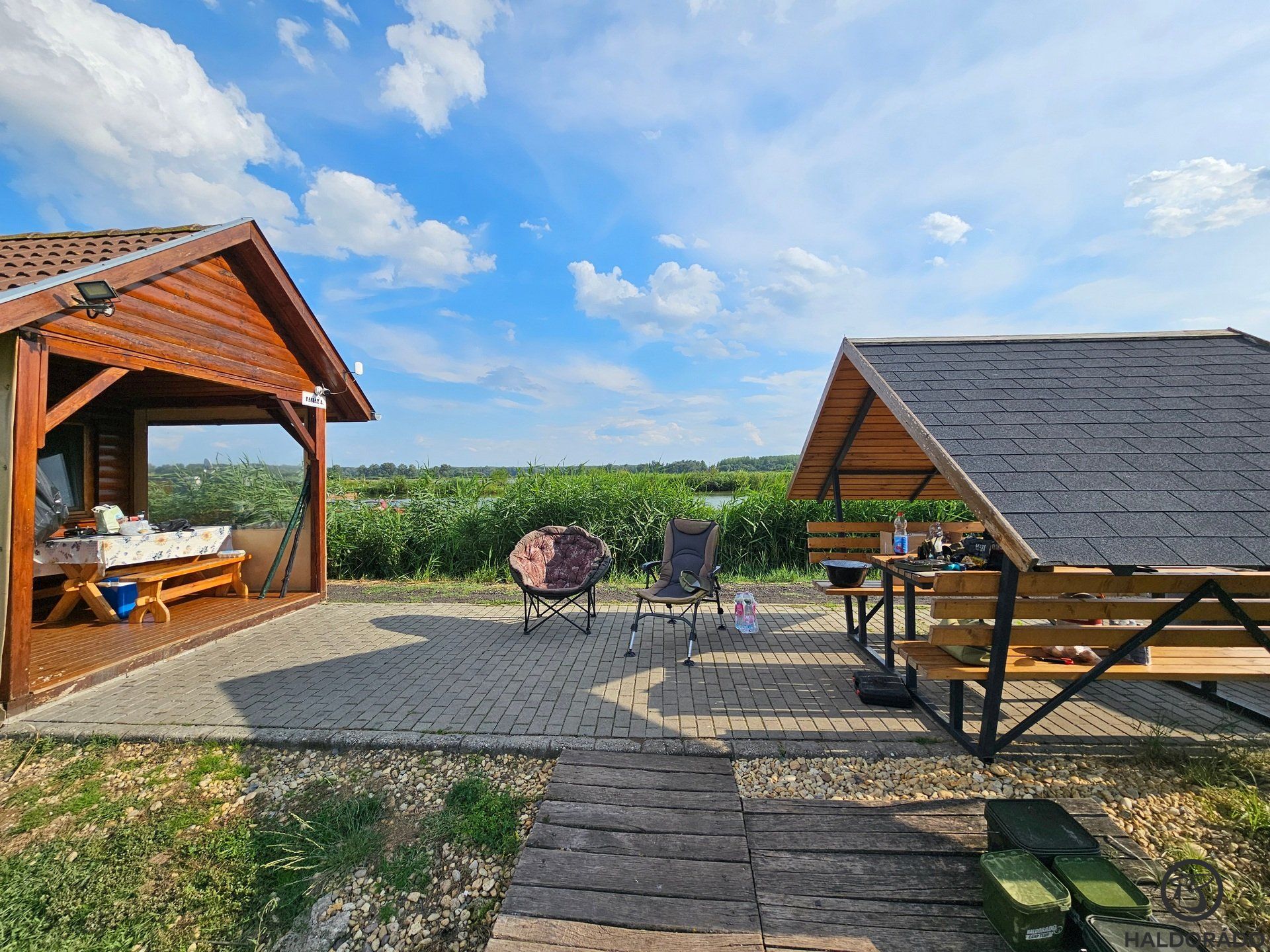 A tó jellemzésére szinte minden tekintetben a prémium szó az, amely először eszünkbe jutott. Kényelmes, minden igényt kielégítő horgászhelyet kaptunk