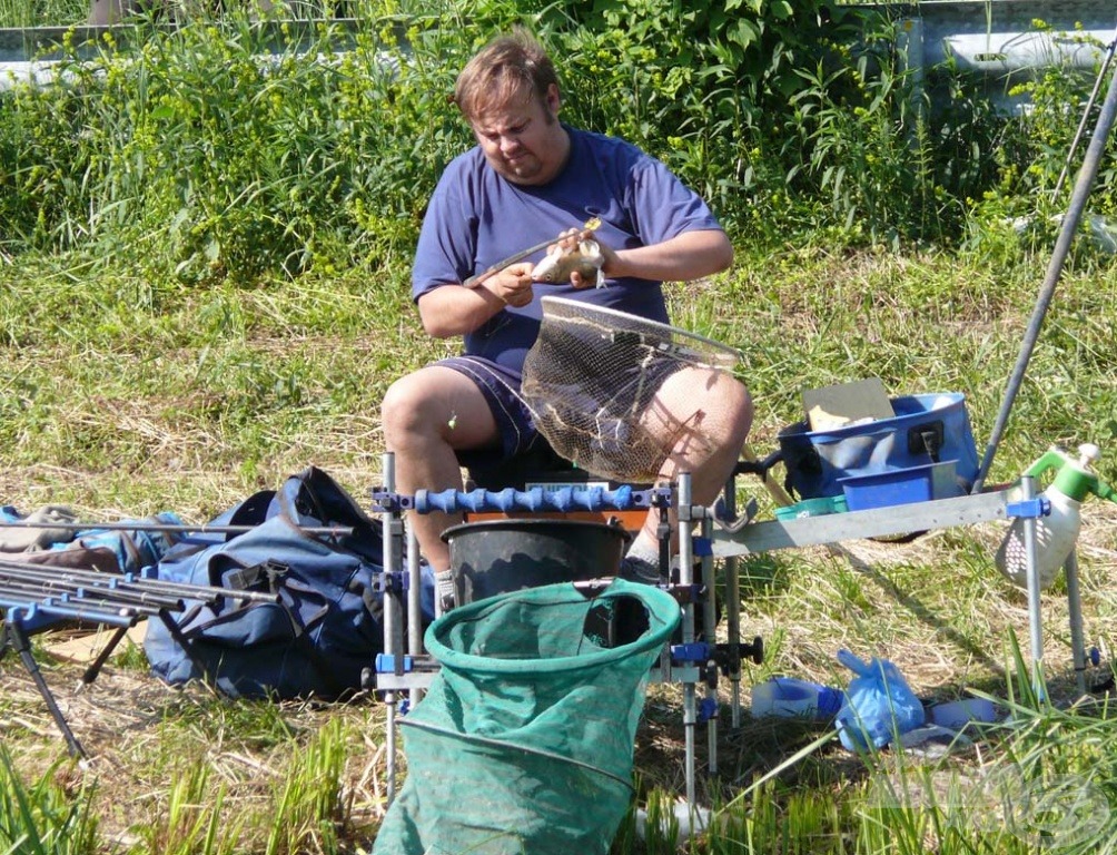 Várszegi Gábor éppen a horgot „operálja ki” halából