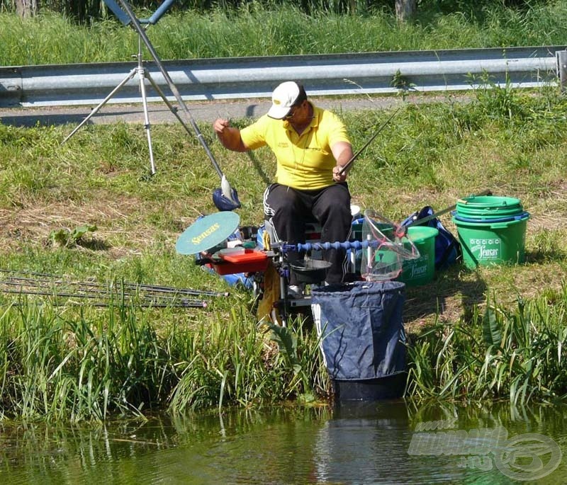 Nagy Attila sem tétlenkedett, a 23 kiló fölötti fogás nem mindig engedte a merítő használatát