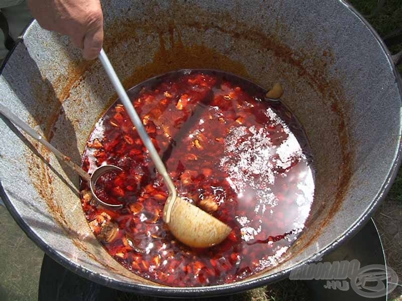 Jól jött a szünet és Balogh István vaddisznó süldőből készített „babgulyása”