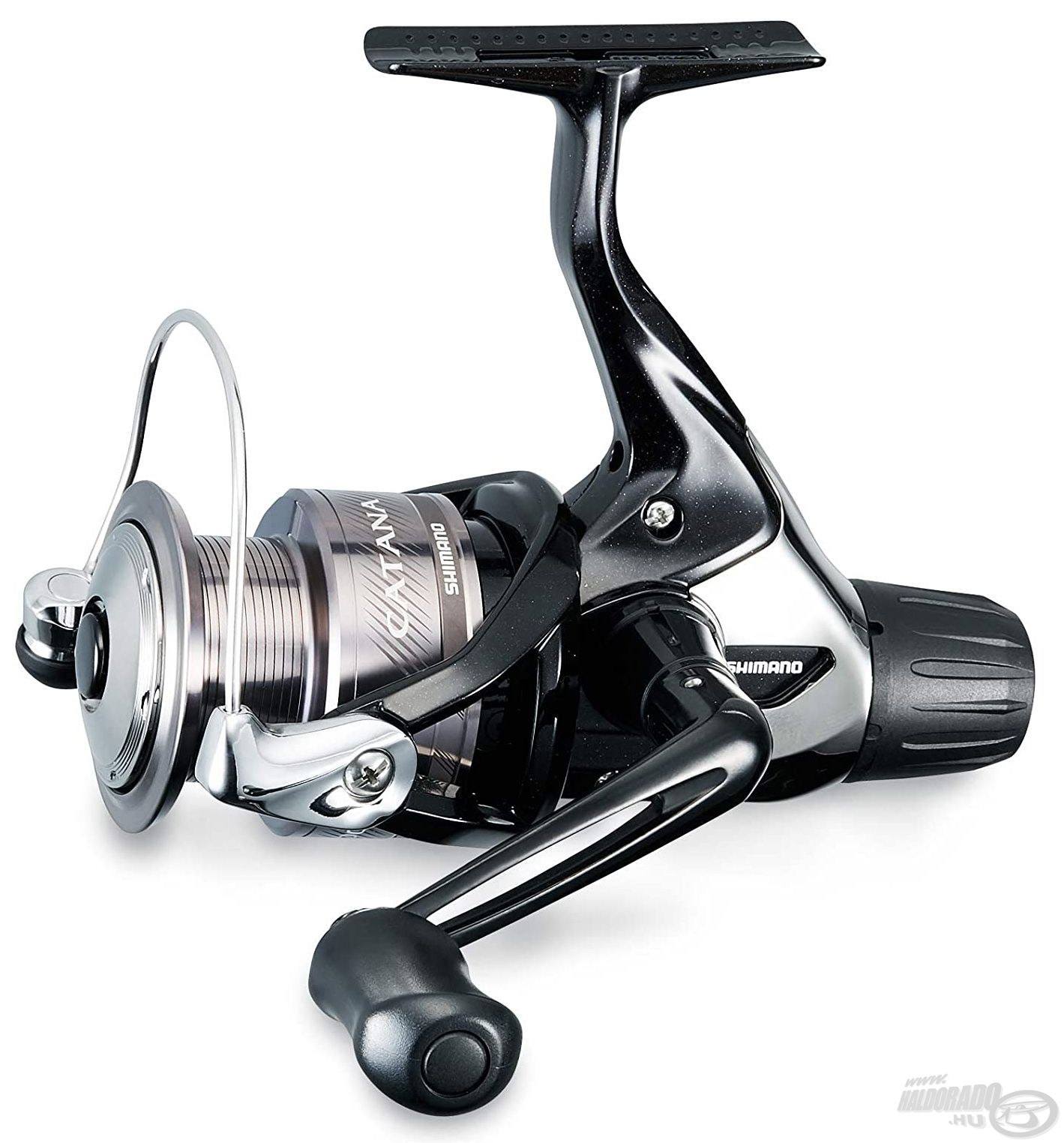 Íme, a Shimano Catana 1000RC! Ez az orsó kifejezetten azoknak a horgászoknak készült, akik egy olcsóbb kategóriás hátsófékes orsót keresnek, a minőségből azonban nem szívesen engednek