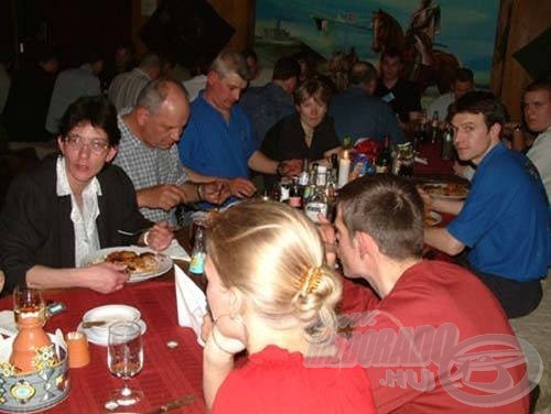 A lovagi étteremben 20 órától rendezett közös vacsora jó alkalom az ismerkedésre, a tapasztalatok megbeszélésére