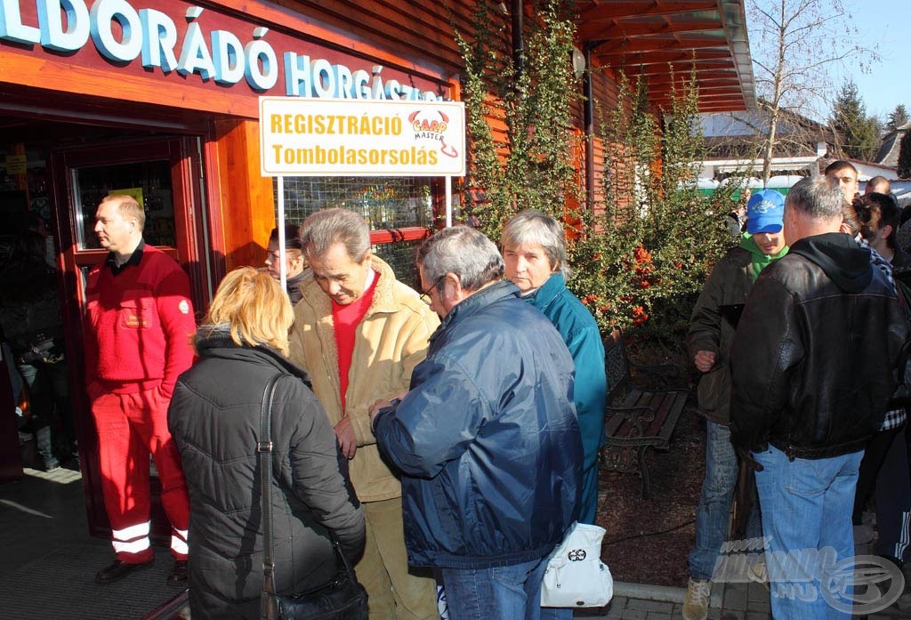 Regisztrációs lap kitöltve, mehetünk be