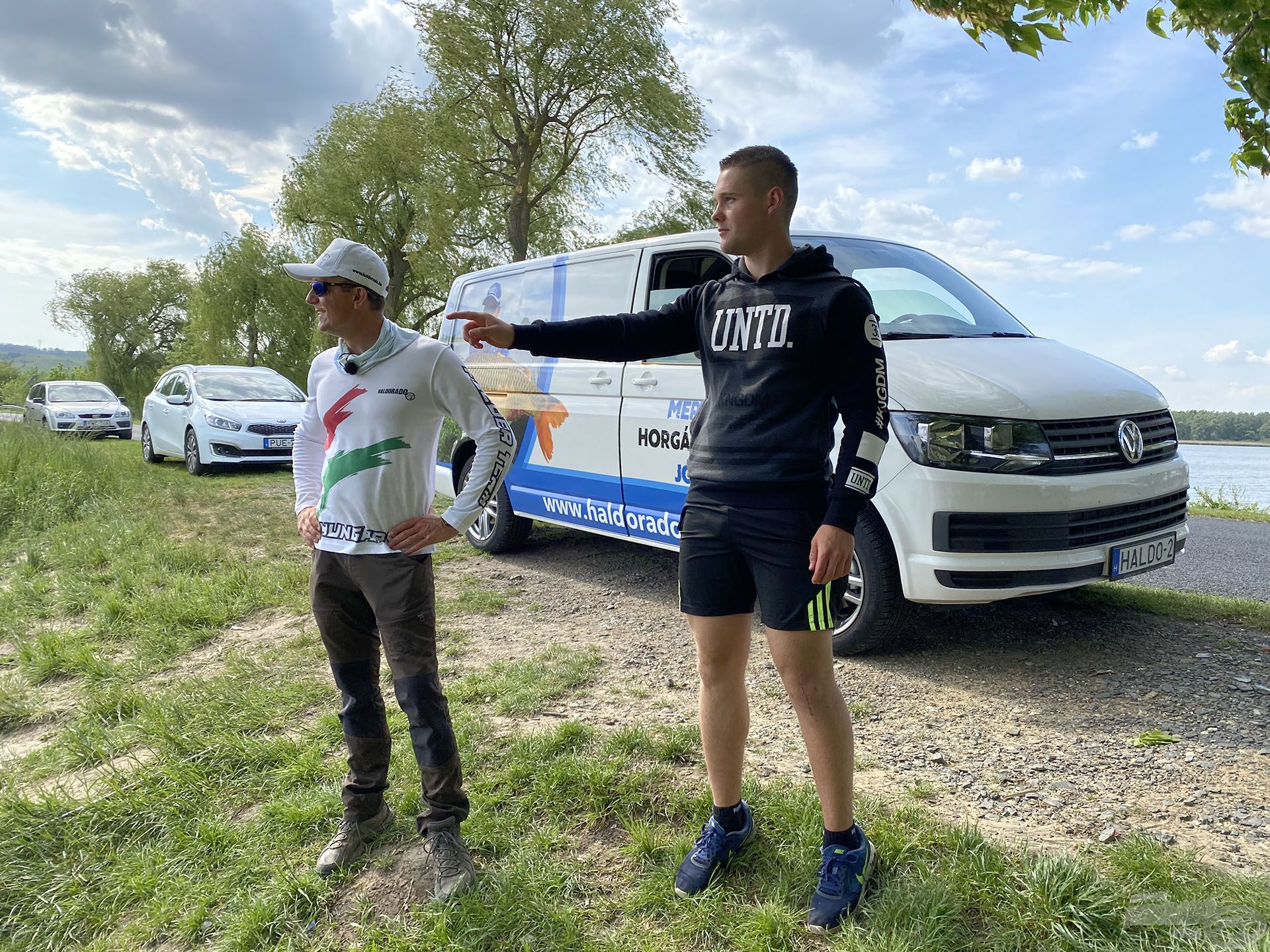 A kegyelemdöfést egy régi kedves ismerősöm, Tomity Ádám adta meg, amikor meglátogatott és kerek perec kimondta: „Gábor, itt nem fogsz semmit!”. A maradék önbizalmam is odalett, de Ádám egy nagyon segítőkész srác és javasolta, hogy menjek át a másik oldalra. Ő úgyis befejezte a horgászatot, így tudok ott próbálkozni, hátha az jobb lesz! Ezúton is köszönöm segítségét!!!